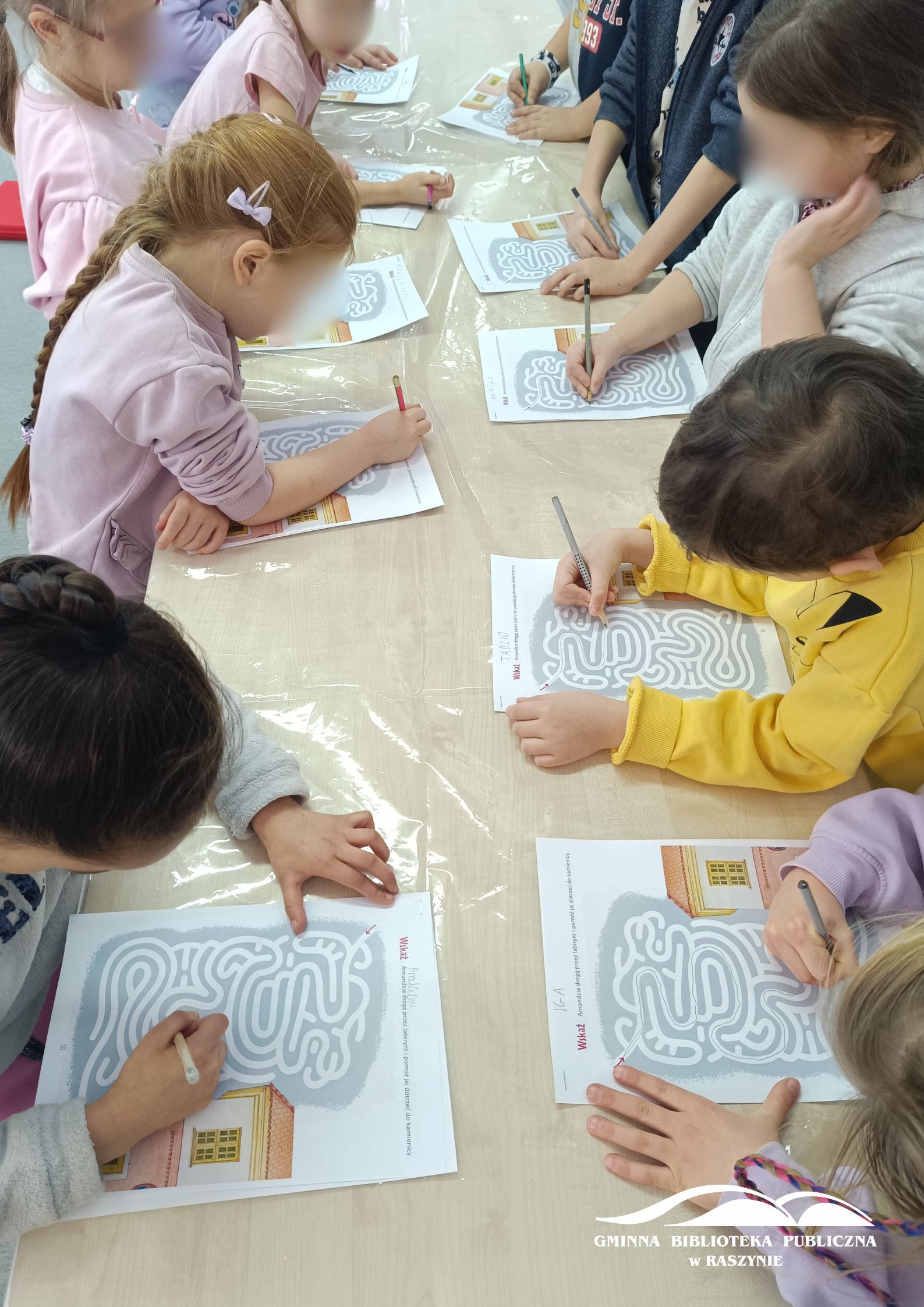 Dzieci podczas pracy nad zadaniami z książki