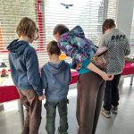 Uczestnicy oglądają przygotowane artefakty związane z grą