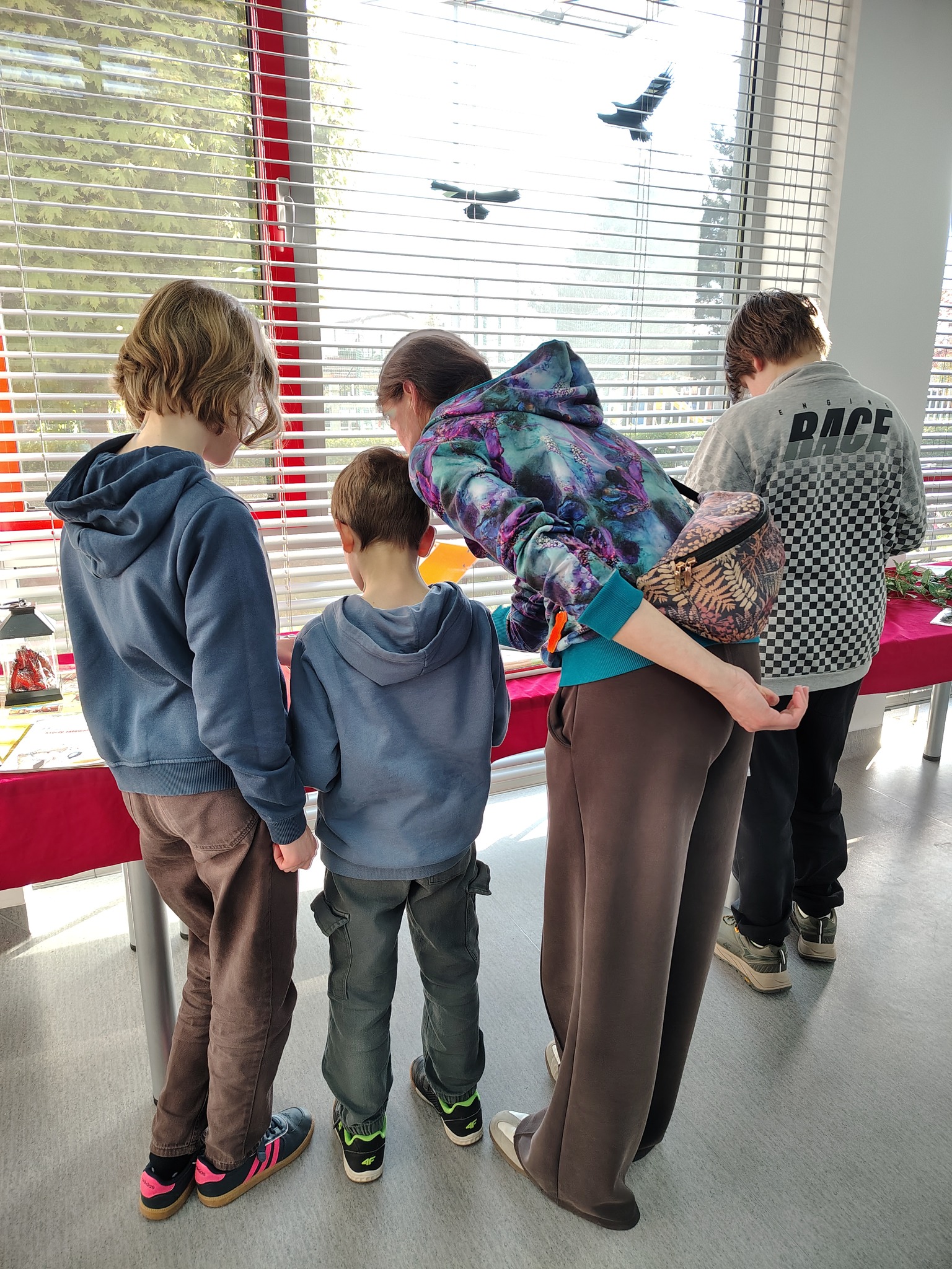 Uczestnicy oglądają przygotowane artefakty związane z grą