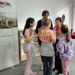 Prowadząca z jedną z grup rozwiązujących zadania