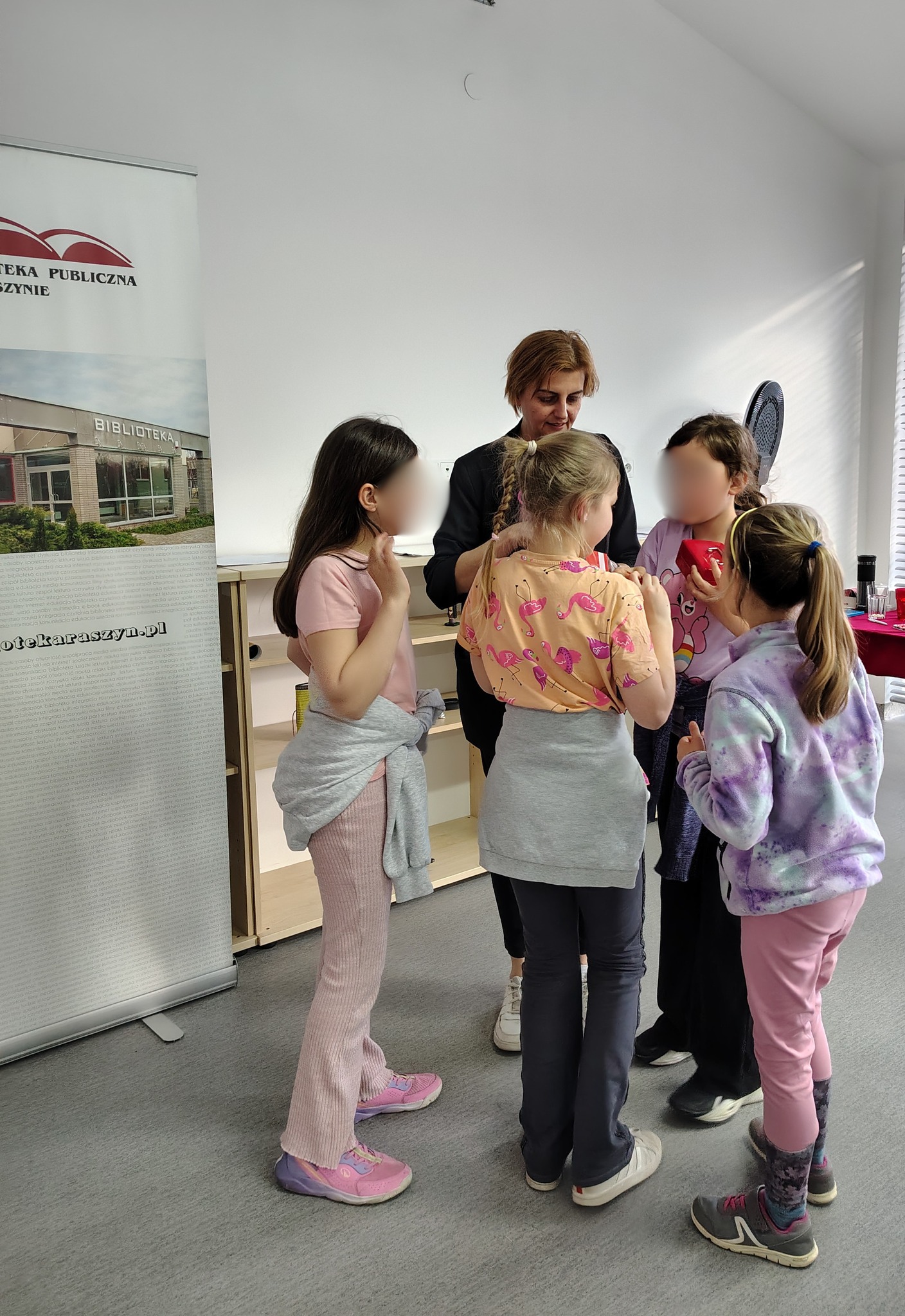 Prowadząca z jedną z grup rozwiązujących zadania