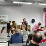 Grupa uczestników czeka na rozpoczęcie wydarzenia