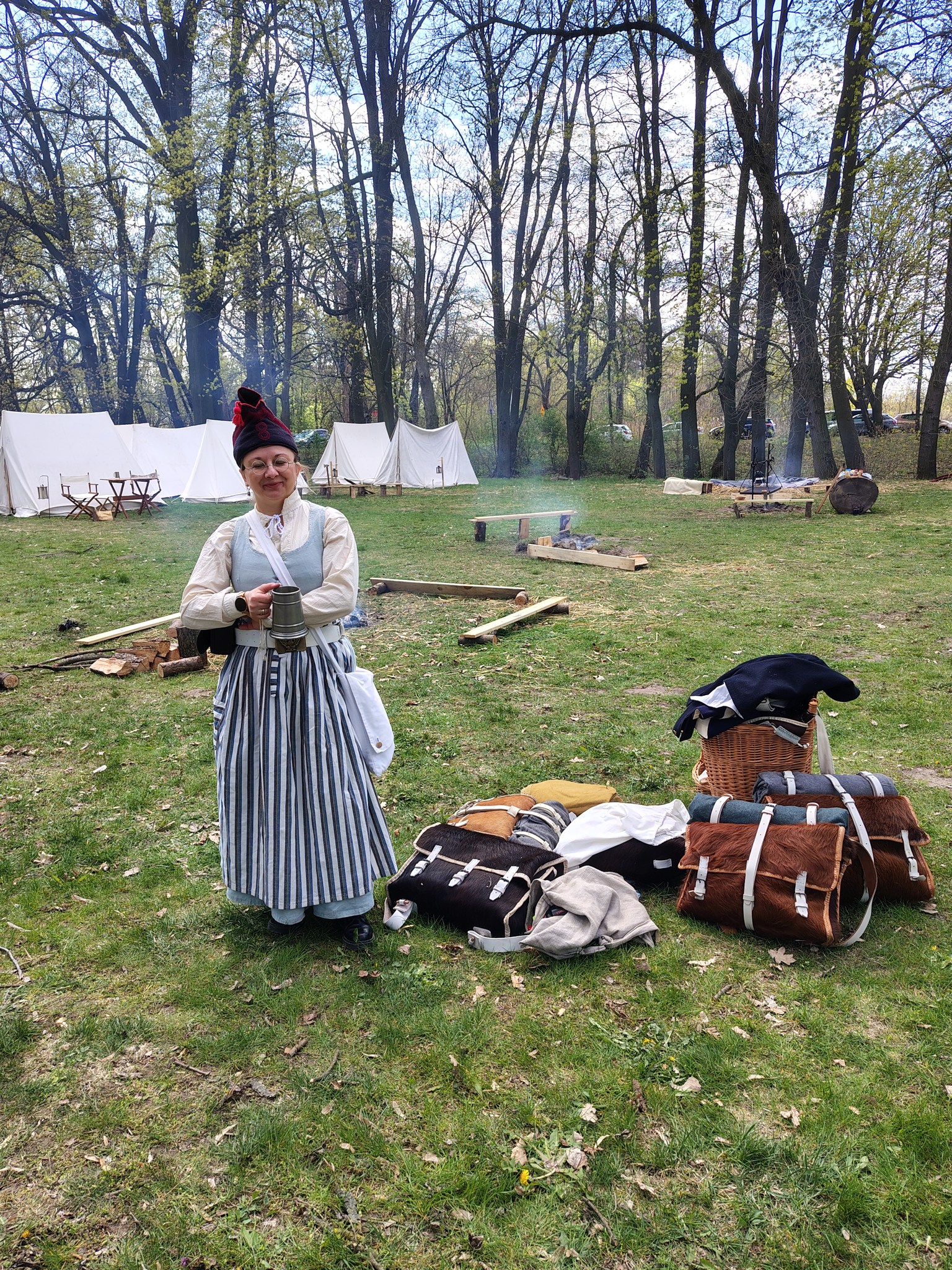 Rekonstruktorka w stroju stylizowanym na 18 wiek