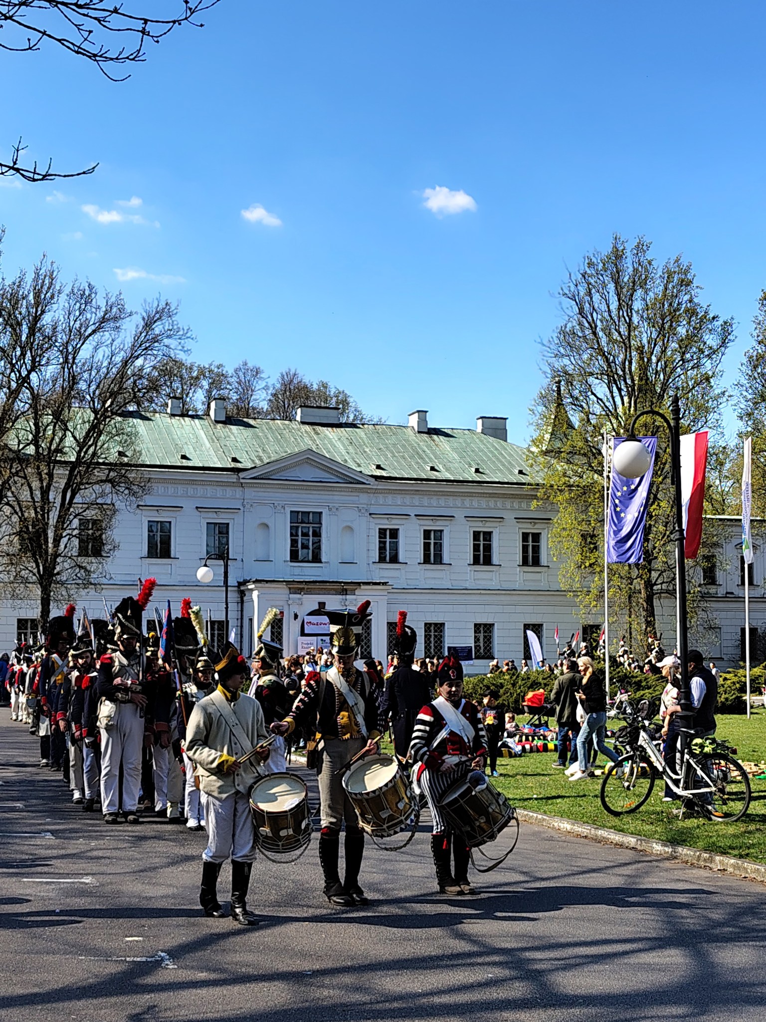 Wymarsz wojsk z ronda przed pałacem w Falentach