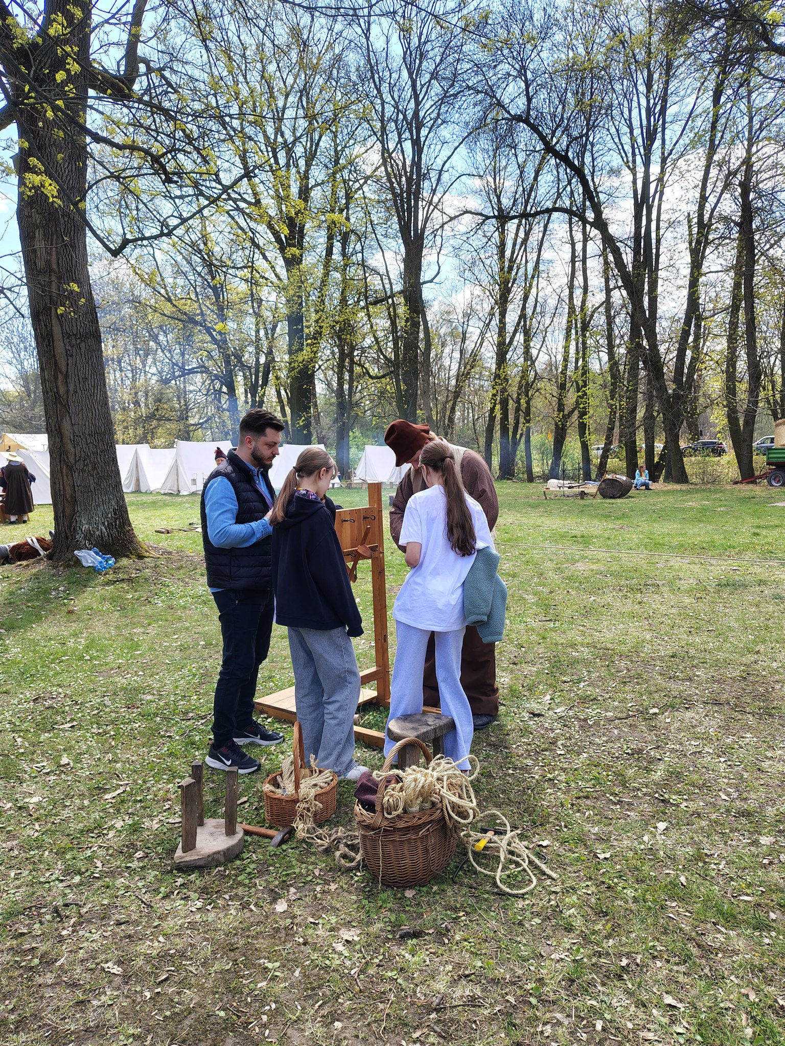 Stanowisko plecenia sznura, widać kilka osób podczas pracy