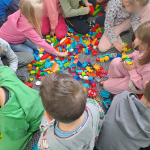 Dzieci bawią się klockami Lego - widok z góry