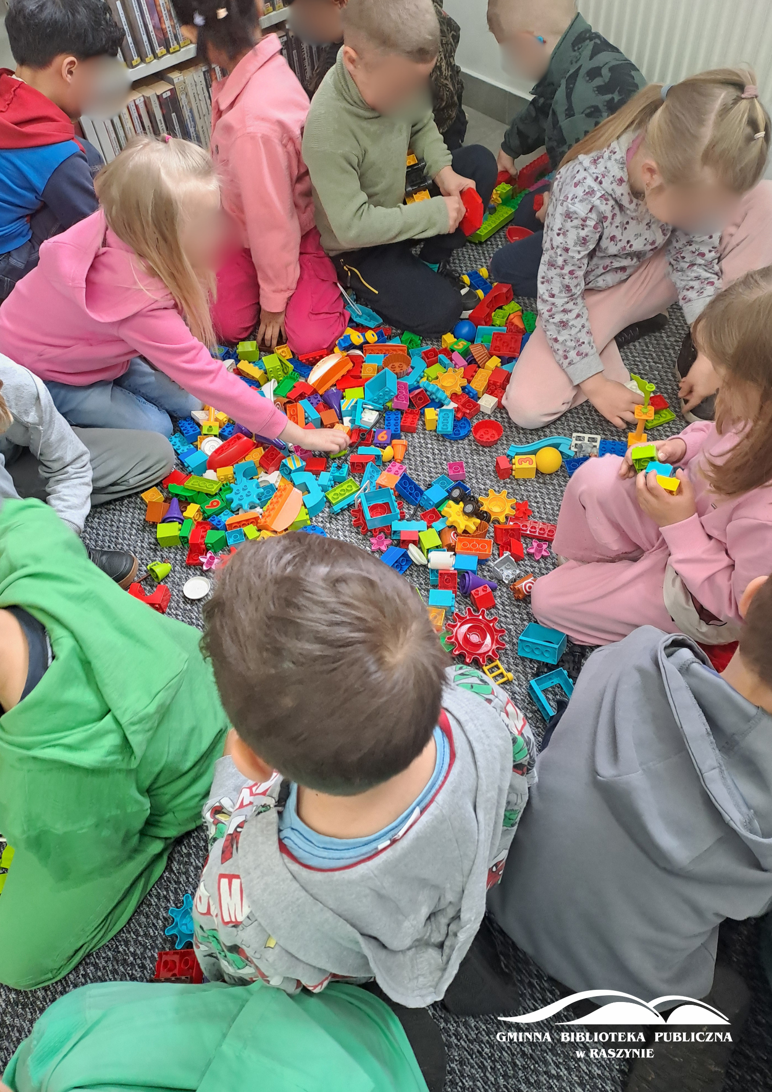 Dzieci bawią się klockami Lego - widok z góry