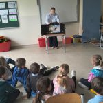 Teatrzyk kamishibai - widok z tyłu na widownię