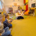 Bibliotekarka pokazuje książkę o skrzydlatych zwierzętach