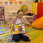 Bibliotekarka pokazuje książkę z elementami ruchomymi