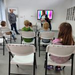 Dyrektor biblioteki wita prowadzącego