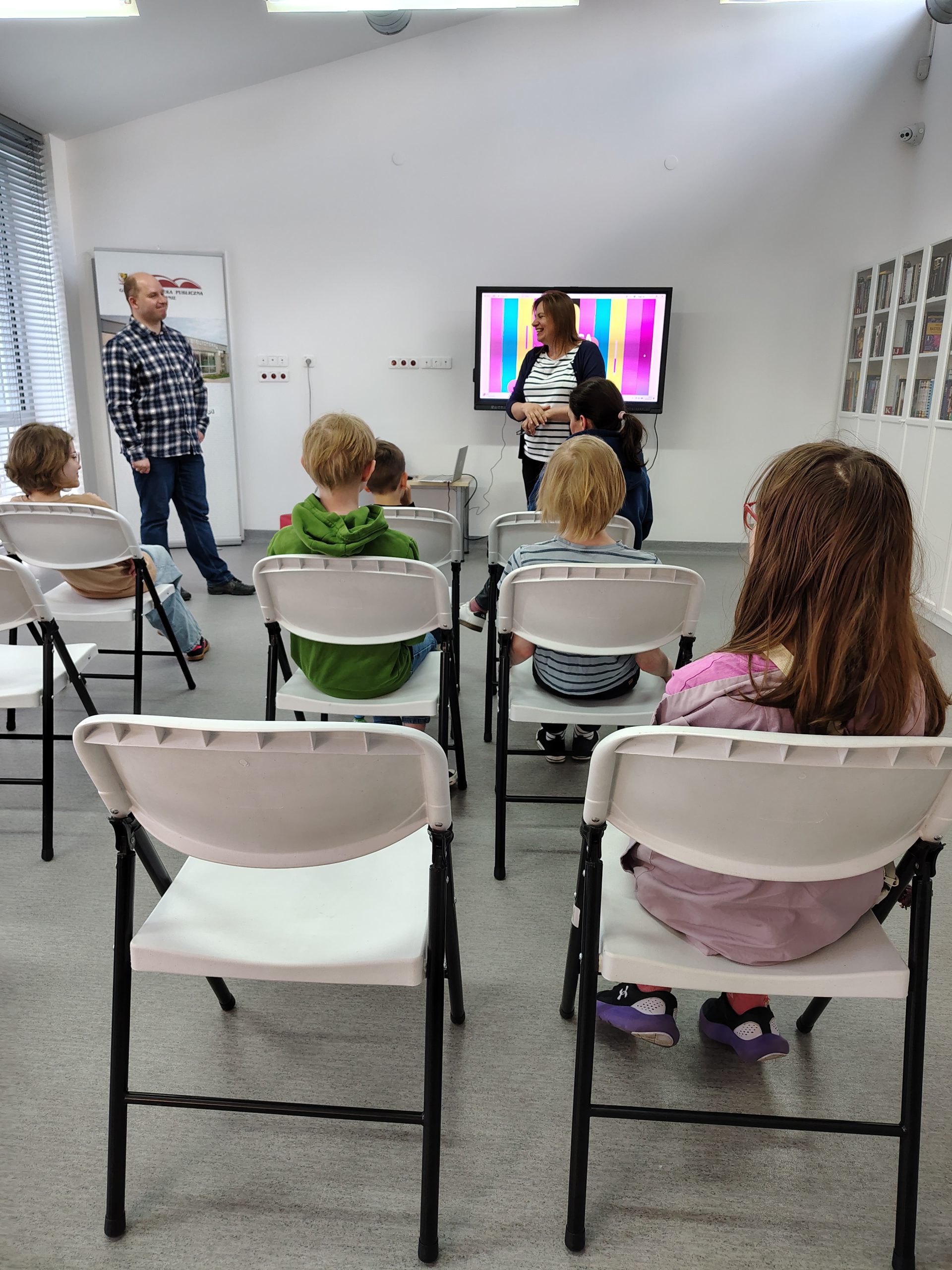 Dyrektor biblioteki wita prowadzącego