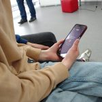 Uczestnik trzyma telefon z quizem