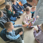 Dzieci wybierają sobie pamiątkowe zakładki do książek
