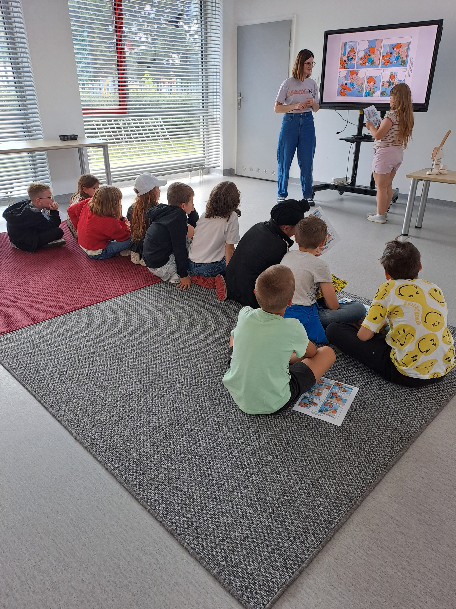 Dzieci prezentują swoje prace na ekranie