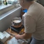 Bibliotekarka rozpuszcza glicerynę na palniku