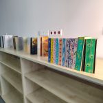 Wystawka książek z barwionymi brzegami