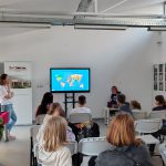 Quiz o podróżnikach - widoczny ekran i uczestnicy od tyłu