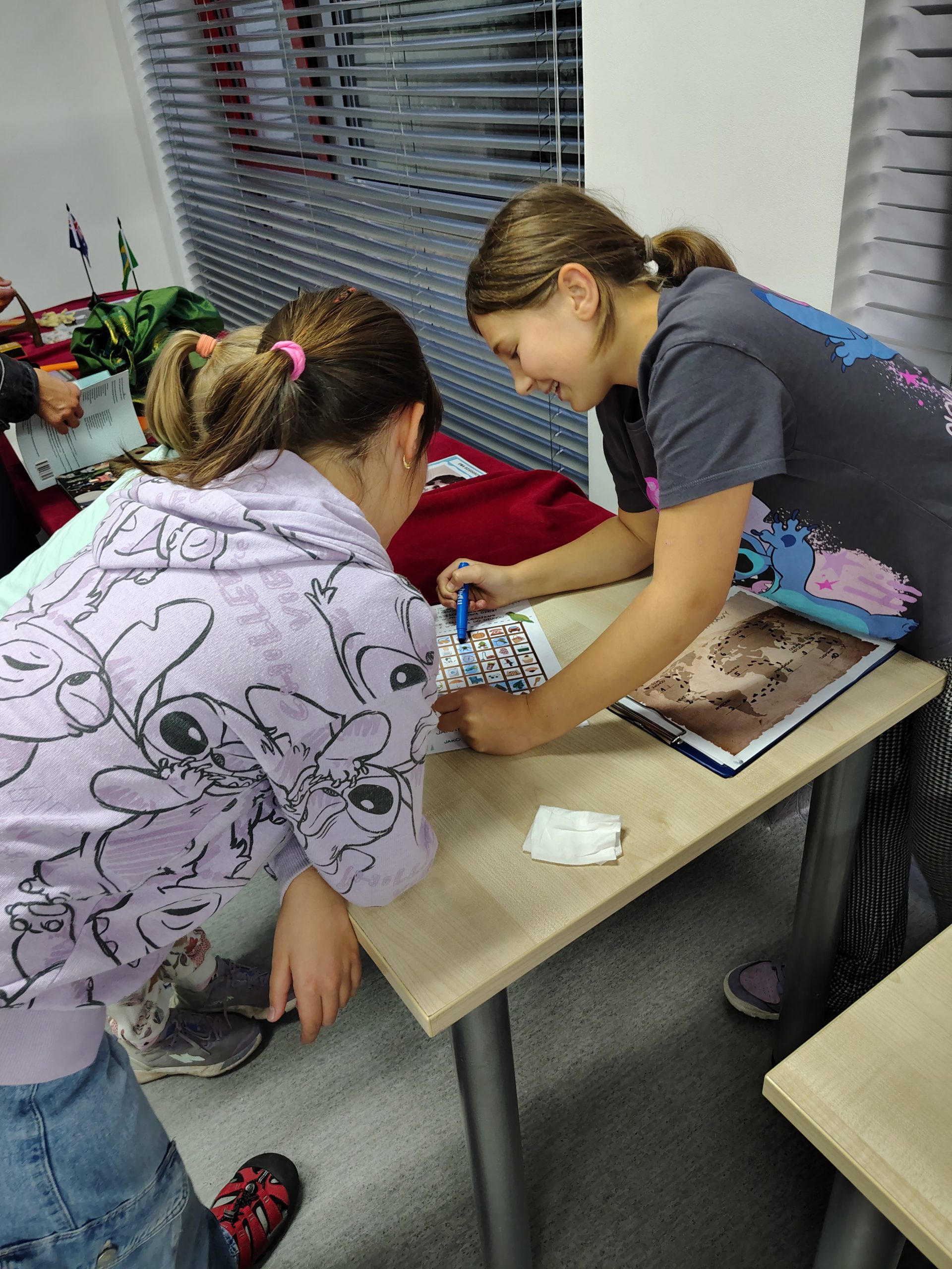 Dwie uczestniczki podczas oglądania zbiorów przez lupy
