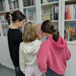 Grupka uczestniczek podczas rozwiązywania jednej z zagadek