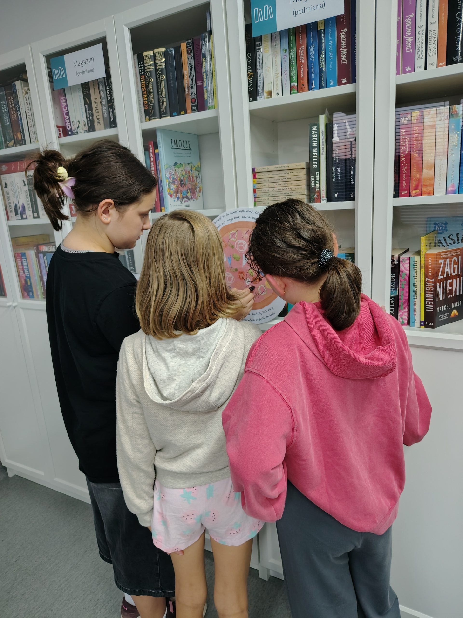 Grupka uczestniczek podczas rozwiązywania jednej z zagadek