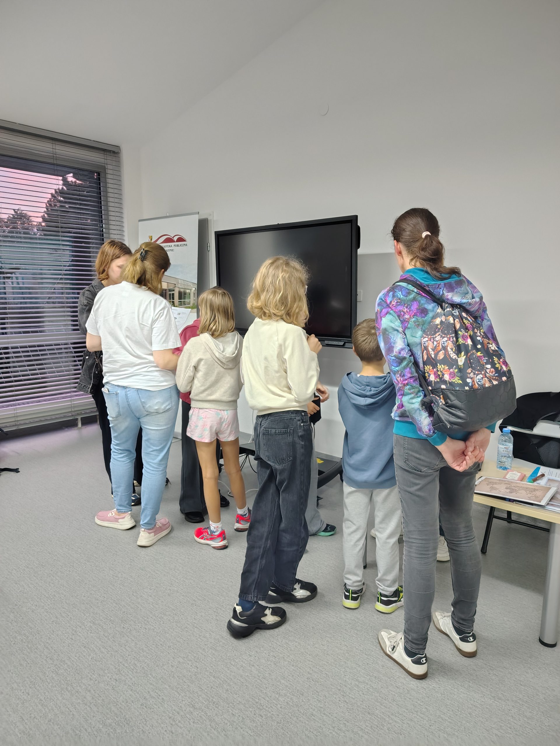Grupa uczestników czeka na sprawdzenie zadań przez prowadzące
