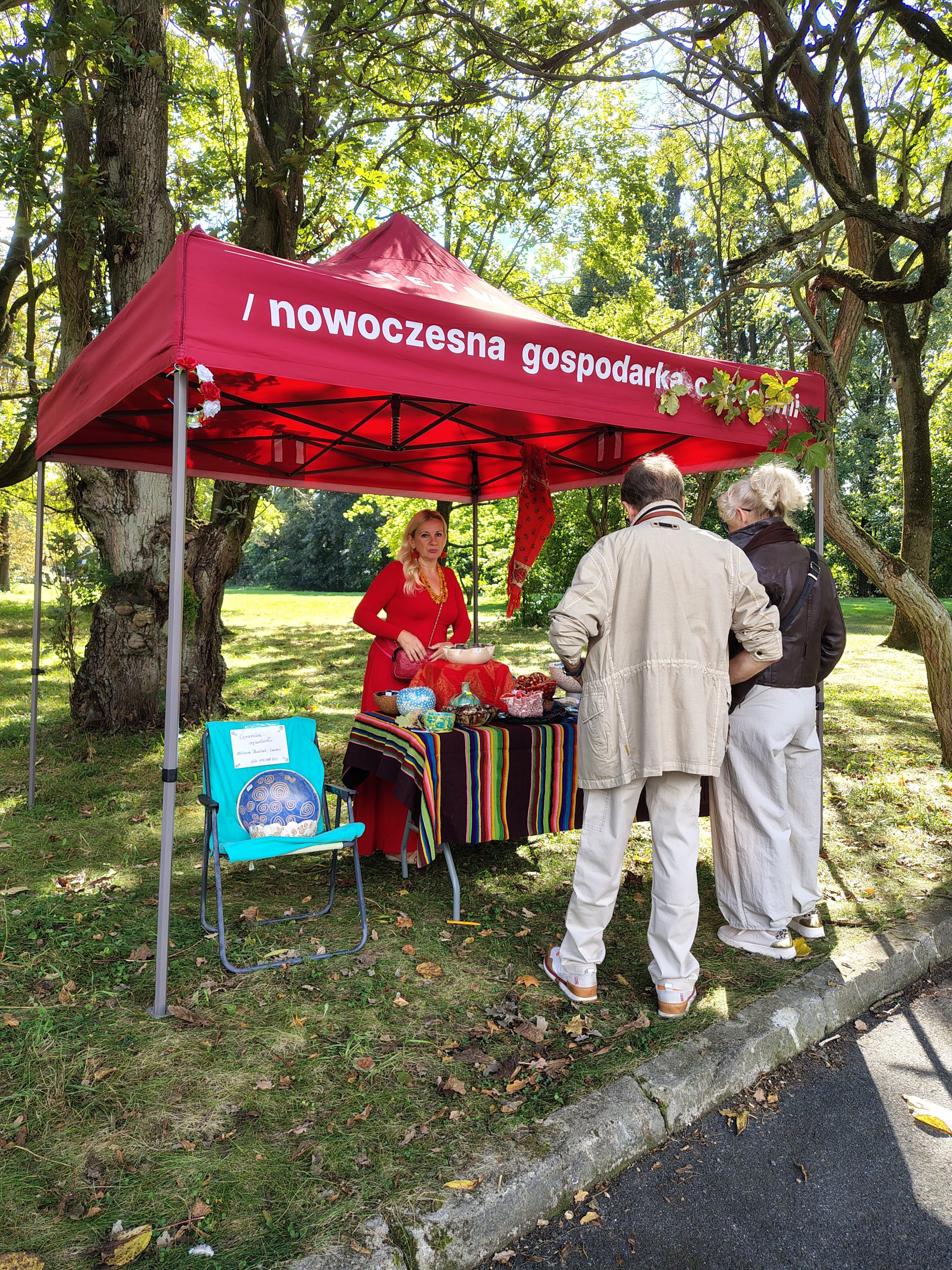 Jedno ze stoisk, widać wystawczynię i gości