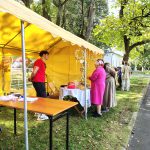 Stowisko tworzenia ozdób ze słomy, widoczna prowadząca i goście