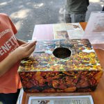 Pudełko z bursztynami na stoisku biblioteki