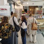 Kolejka czytelniczek czekająca na autograf autorki
