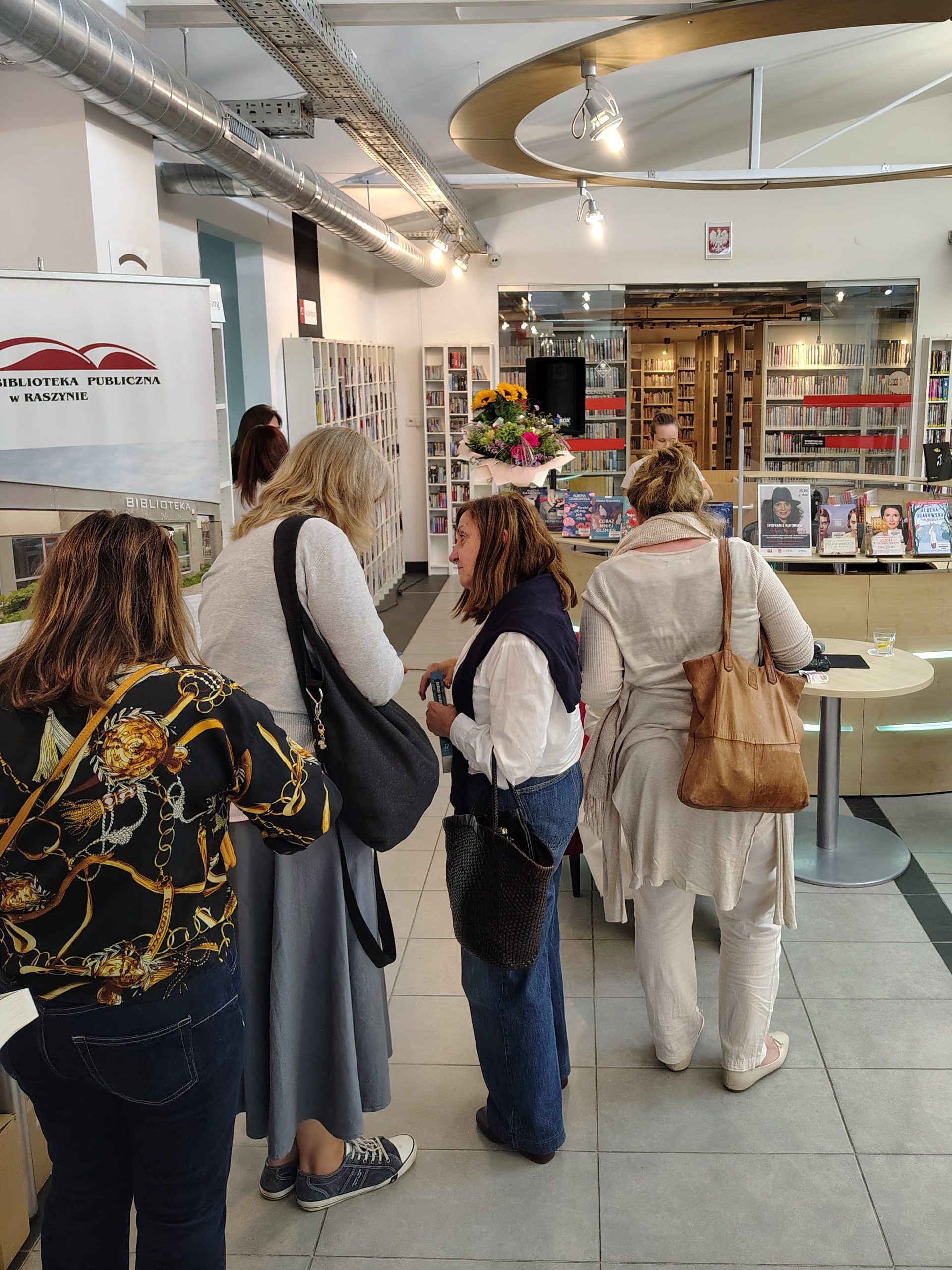 Kolejka czytelniczek czekająca na autograf autorki